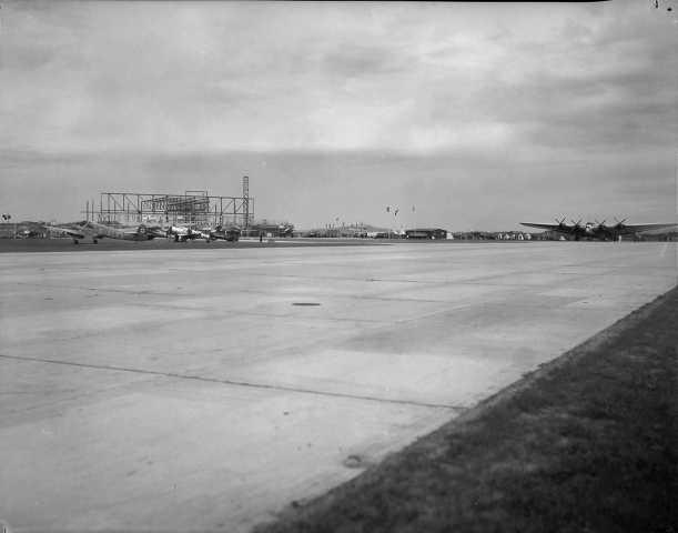 Junker G.38 på rullebanen Sola mai 1937.Til venstre står flere fly som skal delta.