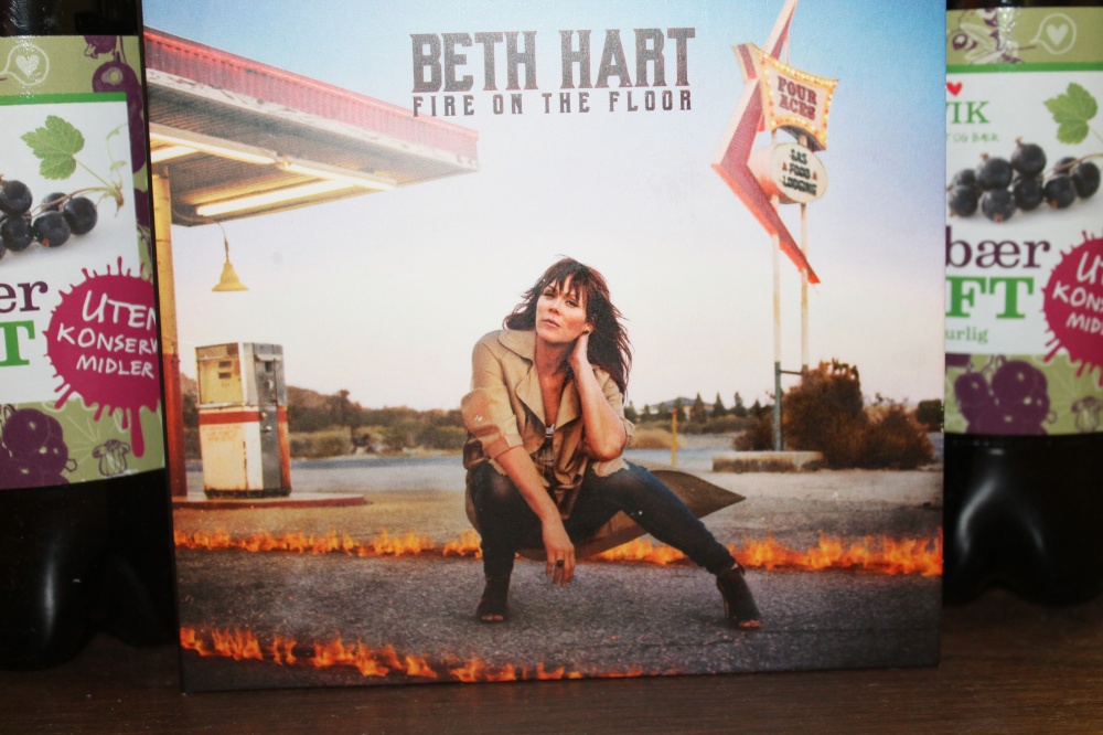 BETH HART : Fire on the floor.